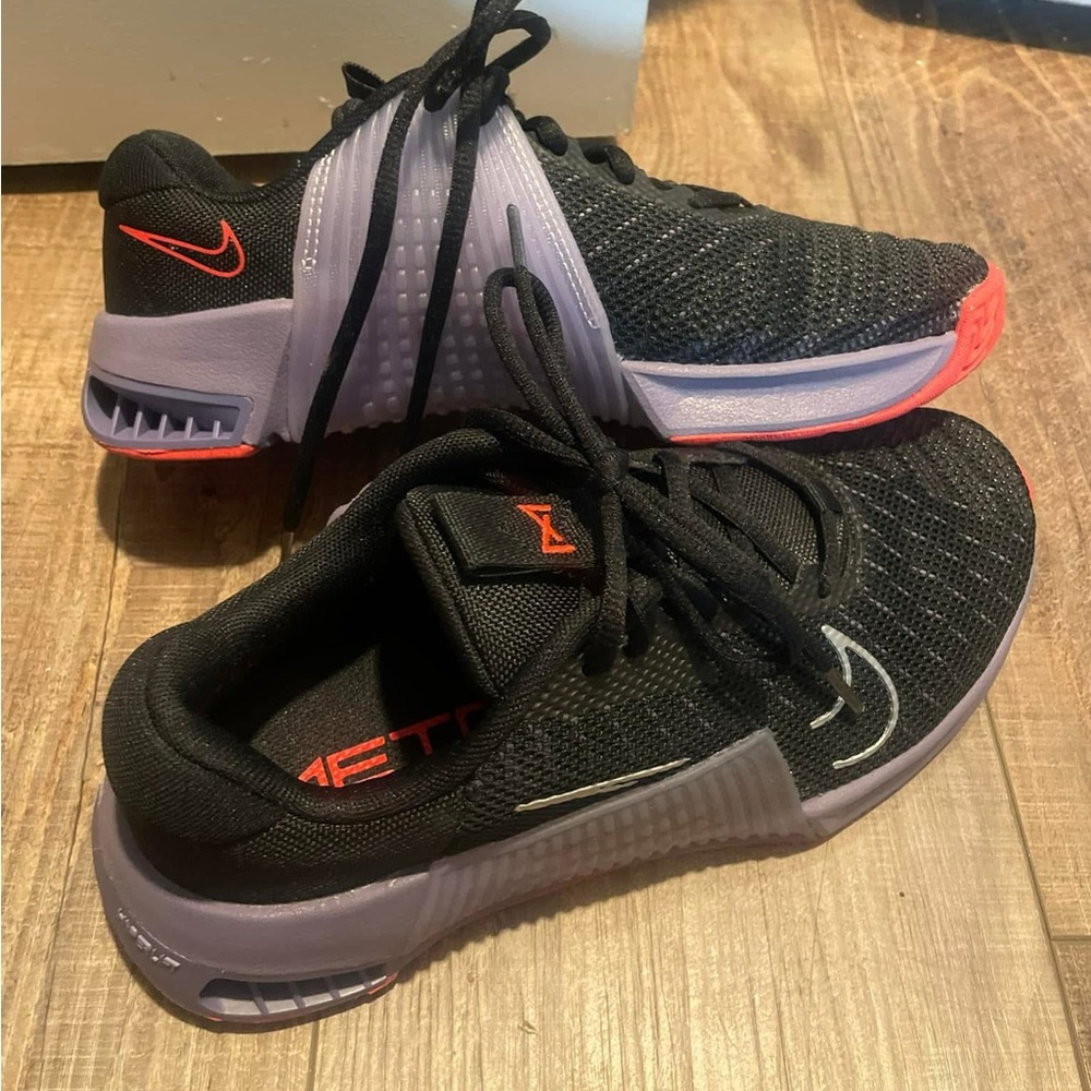 Nike Metcom Women 6.5
New without box